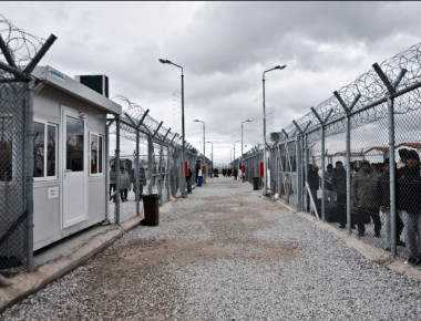 Απόδραση μεταναστών από το Κέντρο Κράτησης στην Αμυγδαλέζα